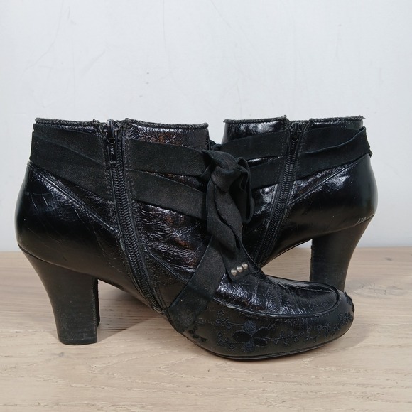 Kenzie Boots Womens 9.5 Black Leather Embroidered Lace Detail Block Heel - Picture 3 of 11